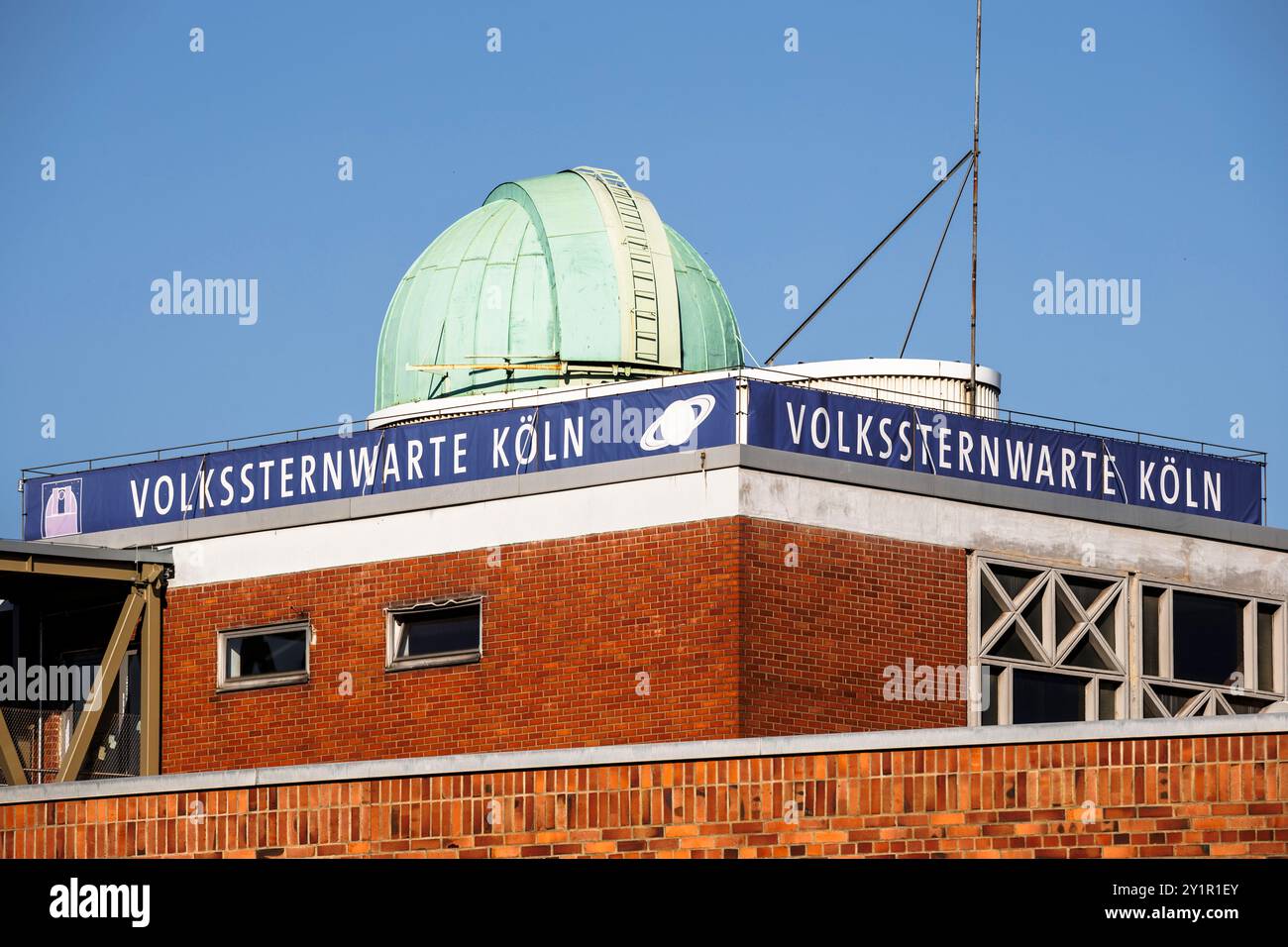 Das Observatorium auf dem Dach des Schiller-Gymnasiums in der Nikolausstraße im Kölner Stadtteil Suelz. Die Volkssternwarte auf dem Dach d Stockfoto