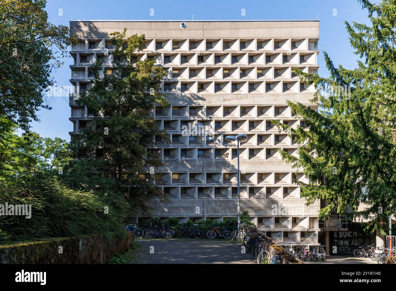 Universitäts- und Stadtbibliothek in der Kerpener Straße im Stadtteil Lindenthal, erbaut 1966 nach Plänen des Architekten Rolf Gutbrod, Köln. Stockfoto