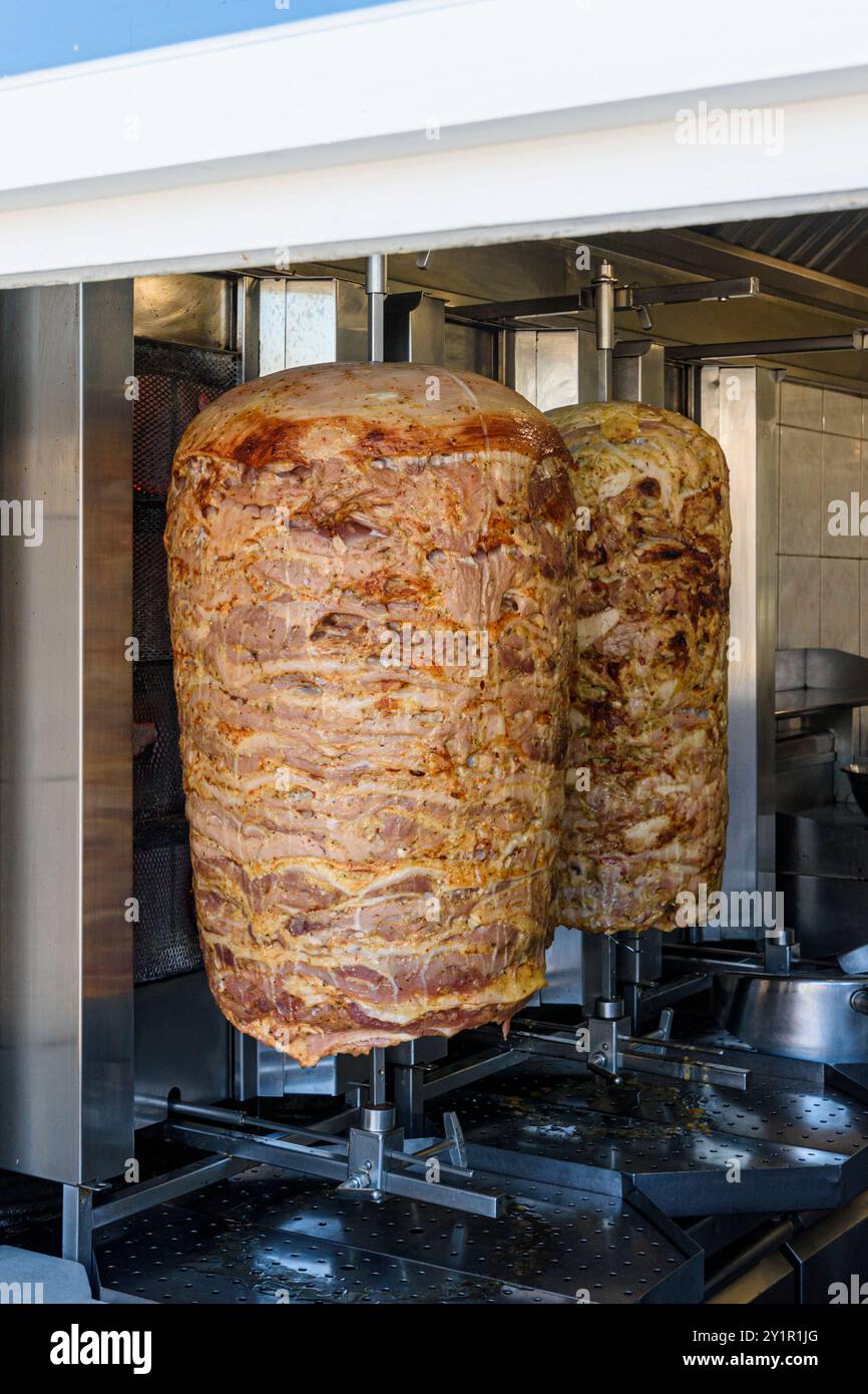 Gyros Fleischspieße, die sich durch einen vertikalen Masthahn in Naxos Town, Naxos Island, Griechenland drehen Stockfoto