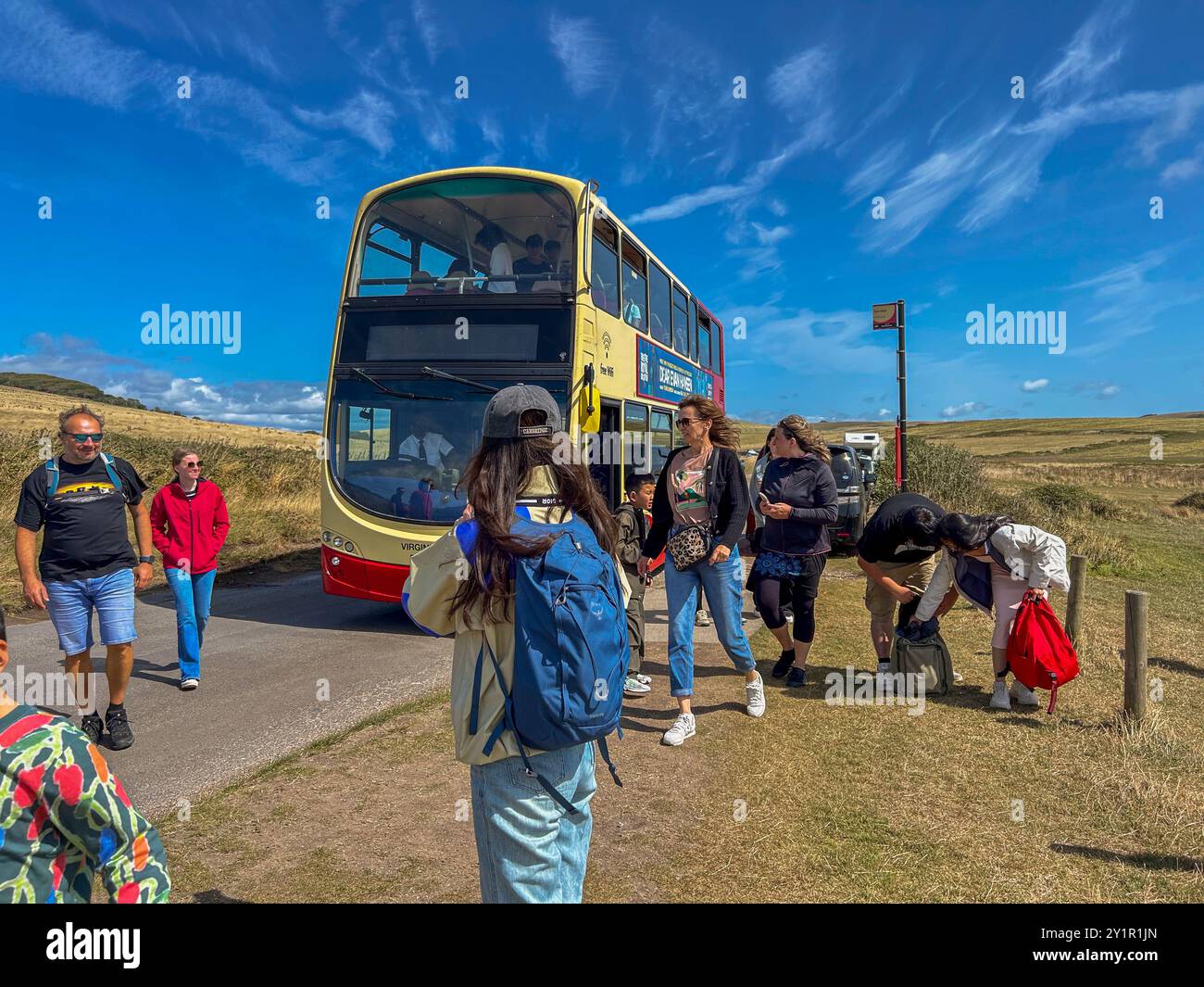Eastbourne, Großbritannien, Gruppentouristen, Frauen, steigen aus dem öffentlichen Bus aus Brighton aus, um den Strand zu besuchen Stockfoto