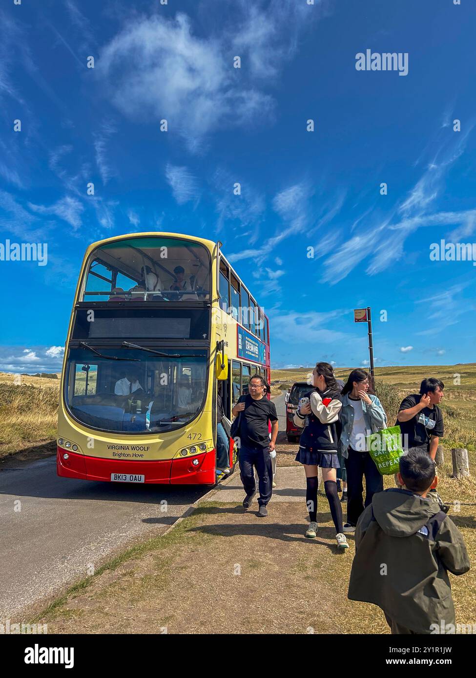 Eastbourne, Großbritannien, Gruppentouristen, steigen aus dem öffentlichen Bus aus Brighton aus, um den Strand zu besuchen, Sommerurlaubsbus Stockfoto
