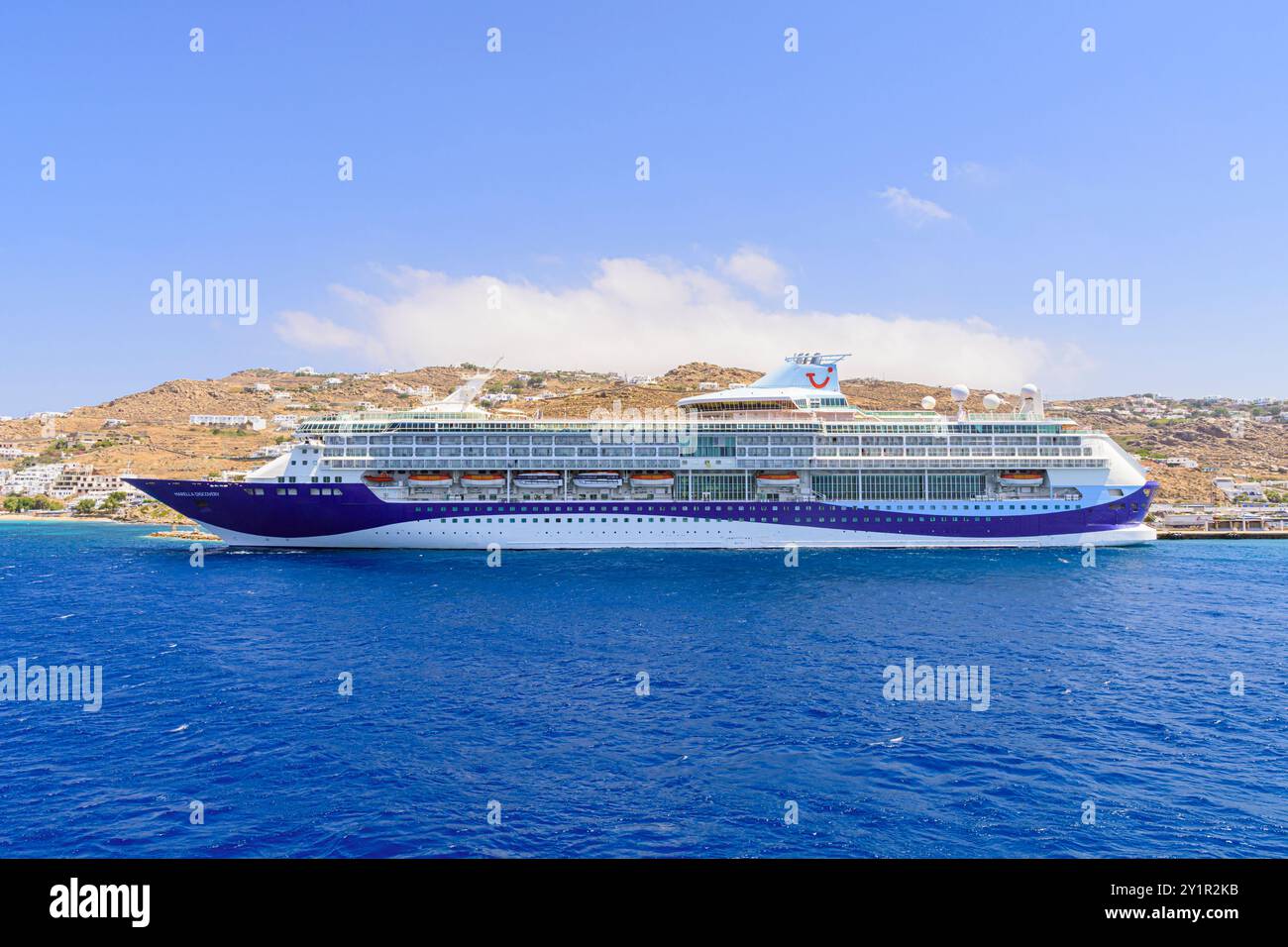 Marella Discovery Kreuzfahrtschiff vor Mykonos, Kykladen, Griechenland Stockfoto