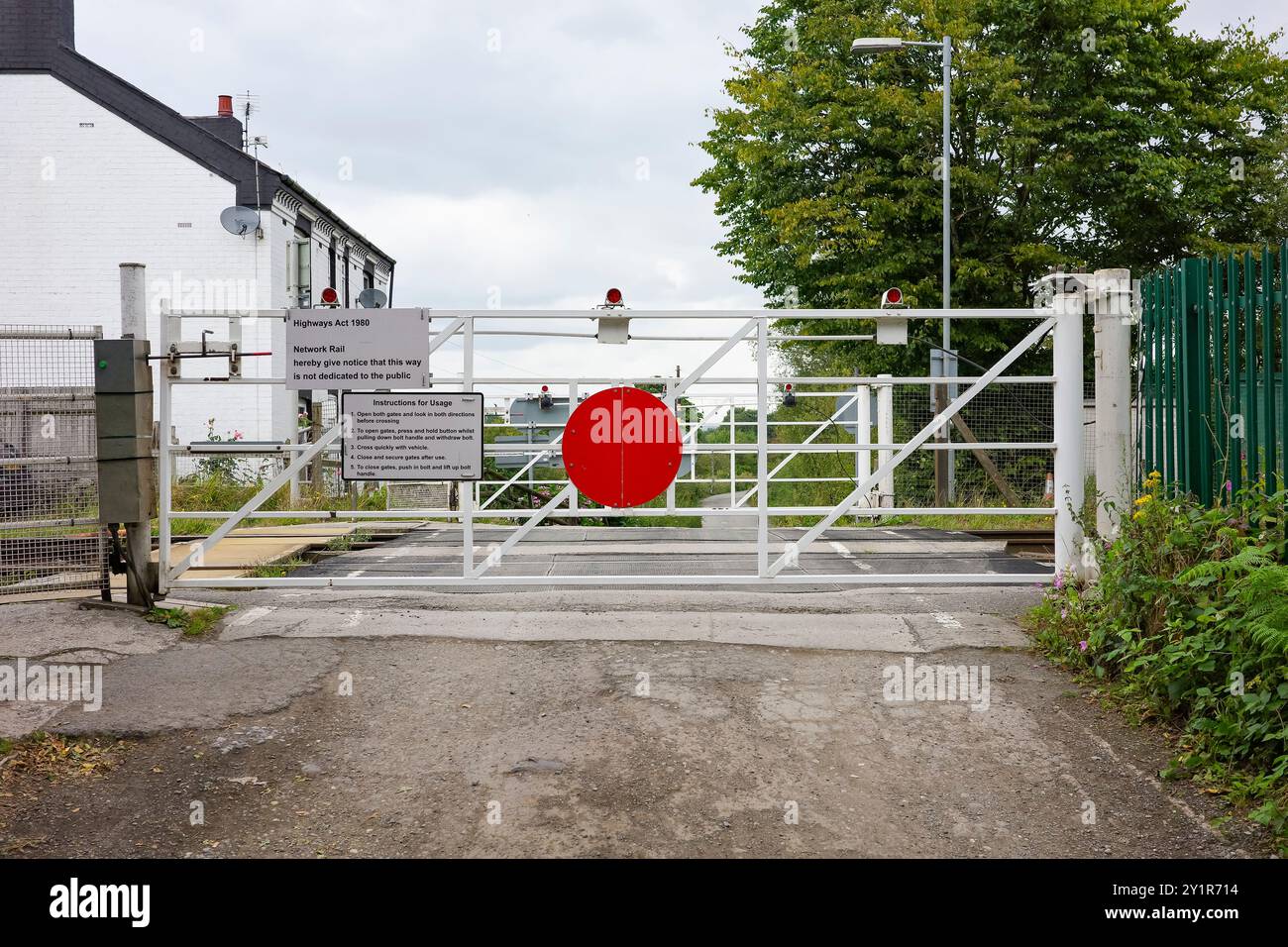 Astley Moss, Manchester, UK, 09-08-2024: Geschlossenes Eisenbahntor mit Warnschildern, die den Zugang zu einem Eisenbahngleis in einem halbländlichen Gebiet versperren. Stockfoto