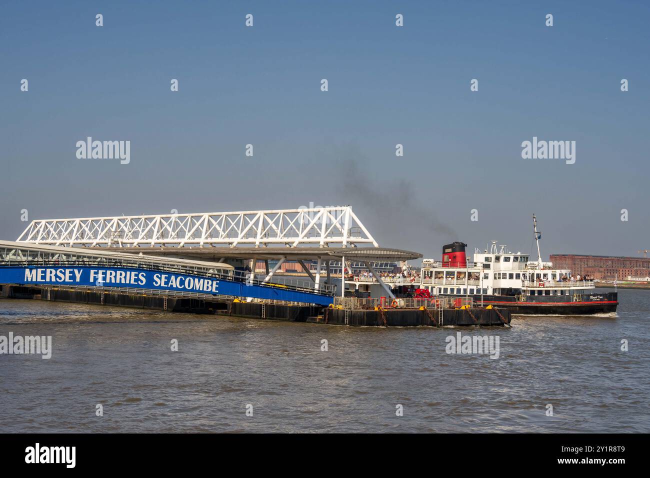 Die Mersey-Fähre mit der Royal Iris verlässt die schwimmende Seacombe-Fähre auf dem Fluss Mersey. Stockfoto