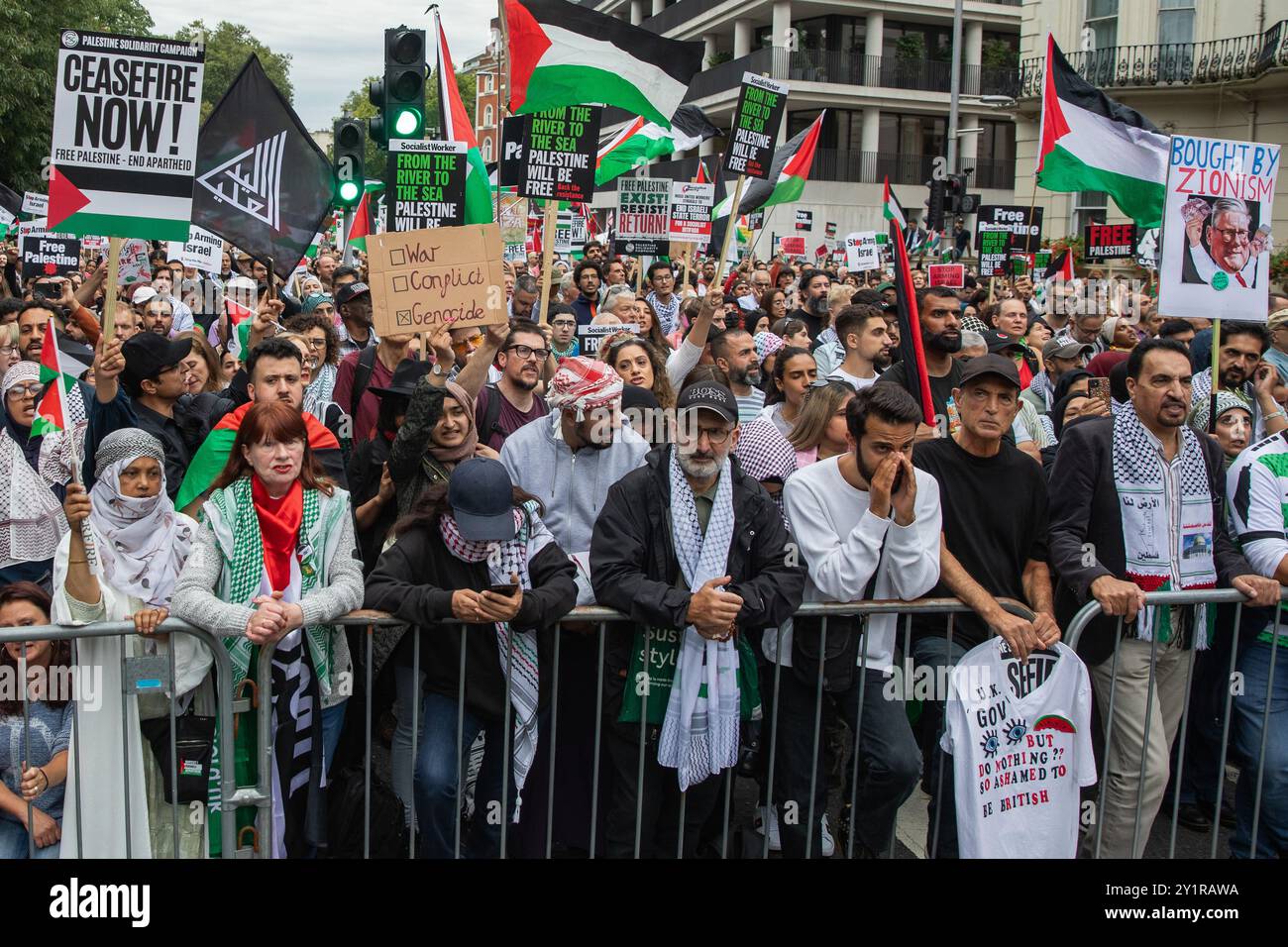 London, Großbritannien. September 2024. Zehntausende pro-palästinensische Demonstranten nehmen an einer Kundgebung in der Nähe der israelischen Botschaft nach der 18. Demonstration des Nationalmarsches für Palästina Teil. Die Demonstration und die Kundgebung wurden von der palästinensischen Solidaritätskampagne, der Stop the war Coalition, Friends of Al-Aqsa, der Muslimischen Vereinigung Großbritanniens, dem Palästinensischen Forum in Großbritannien und der CND organisiert, um die neue britische Labour-Regierung aufzufordern, ihre Unterstützung aus Israel zurückzuziehen. Quelle: Mark Kerrison/Alamy Live News Stockfoto