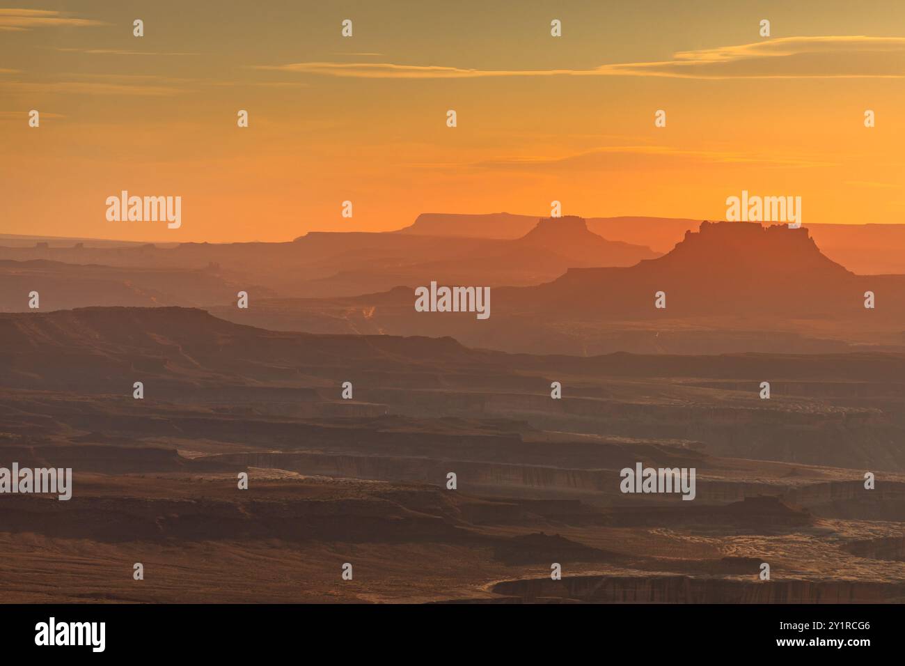 Malerische Aussicht bei Sonnenuntergang über die Landschaft rund um den Arches National Park, Utah Stockfoto