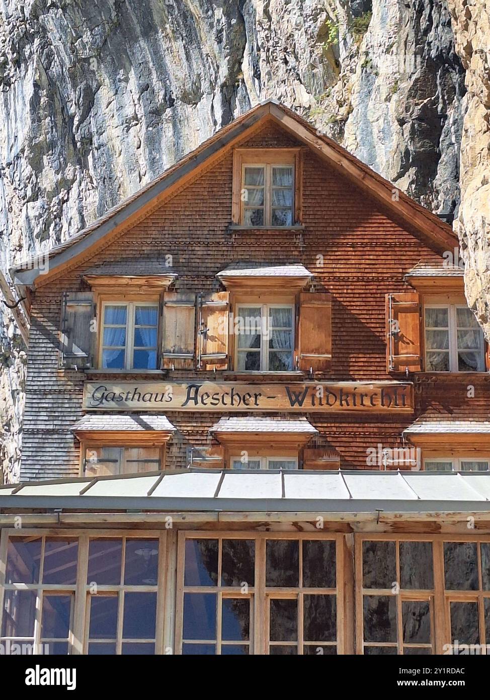 Appenzell Themenbild - Berggasthaus Aescher im Alpstein, Region Appenzell, Appenzellerland, Innerrhoden Themenbild - Berggasthaus Aescher im Alpstein, Region Appenzell, Appenzellerland, Innerrhoden das berühmte Berggasthaus Aescher im Appenzellerland im Alpsteinmassiv, im Kanton Appenzell. Das im Jahre 1846 erbaute Berggasthaus Aescher auf 1454 m liegt im Schweizer Kanton Appenzell Innerrhoden im Bezirk Schwende- Featurebild, Symbolbild, Themenbild *** Appenzell Themenbild berggasthaus Aescher in Alpstein, Region Appenzell, Appenzellerland, Innerrhoden Themenbild berggasthaus Aescher in Stockfoto