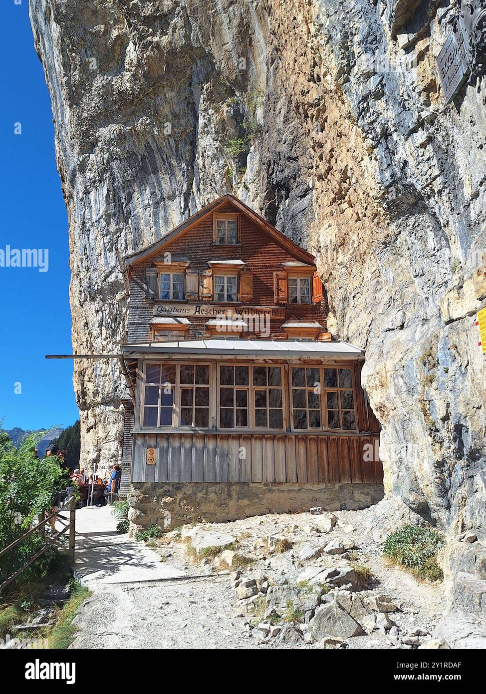 Appenzell Themenbild - Berggasthaus Aescher im Alpstein, Region Appenzell, Appenzellerland, Innerrhoden Themenbild - Berggasthaus Aescher im Alpstein, Region Appenzell, Appenzellerland, Innerrhoden das berühmte Berggasthaus Aescher im Appenzellerland im Alpsteinmassiv, im Kanton Appenzell. Das im Jahre 1846 erbaute Berggasthaus Aescher auf 1454 m liegt im Schweizer Kanton Appenzell Innerrhoden im Bezirk Schwende- Featurebild, Symbolbild, Themenbild *** Appenzell Themenbild berggasthaus Aescher in Alpstein, Region Appenzell, Appenzellerland, Innerrhoden Themenbild berggasthaus Aescher in Stockfoto