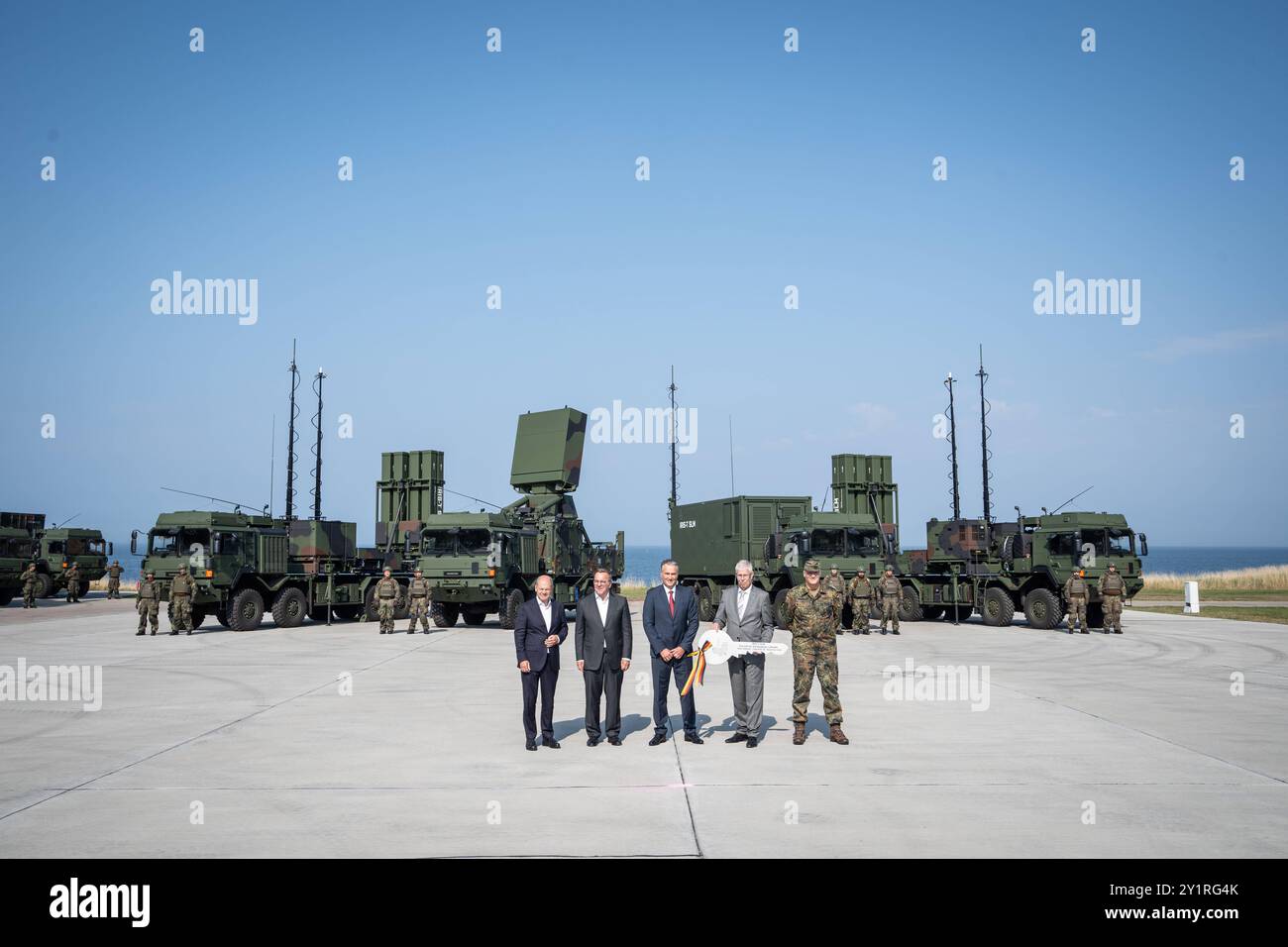 Indienststellung Waffensystem IRIS-T SLM durch Bundeskanzler und Verteidigungsminister bei der Flugabwehrraketengruppe 61 der Bundeswehr in Todendorf - Symbolische Schlüsselübergabe mit Olaf Scholz, Bundeskanzler, Boris Pistorius, Bundesminister der Verteidigung, Helmut Rauch, CEO und Sprecher der Geschäftsführung Diehl Defence, Harald Albrecht, Leitender Direktor Bundesamt für Ausrüstung, Informationstechnik und Nutzung BAAINBw Generalleutnant Ingo Gerhartz, Inspekteur der Luftwaffe von linksIndienststellung Waffensystem IRIS-T SLM durch Bundeskanzler und Verteidigungsminister bei der Flugabw Stockfoto