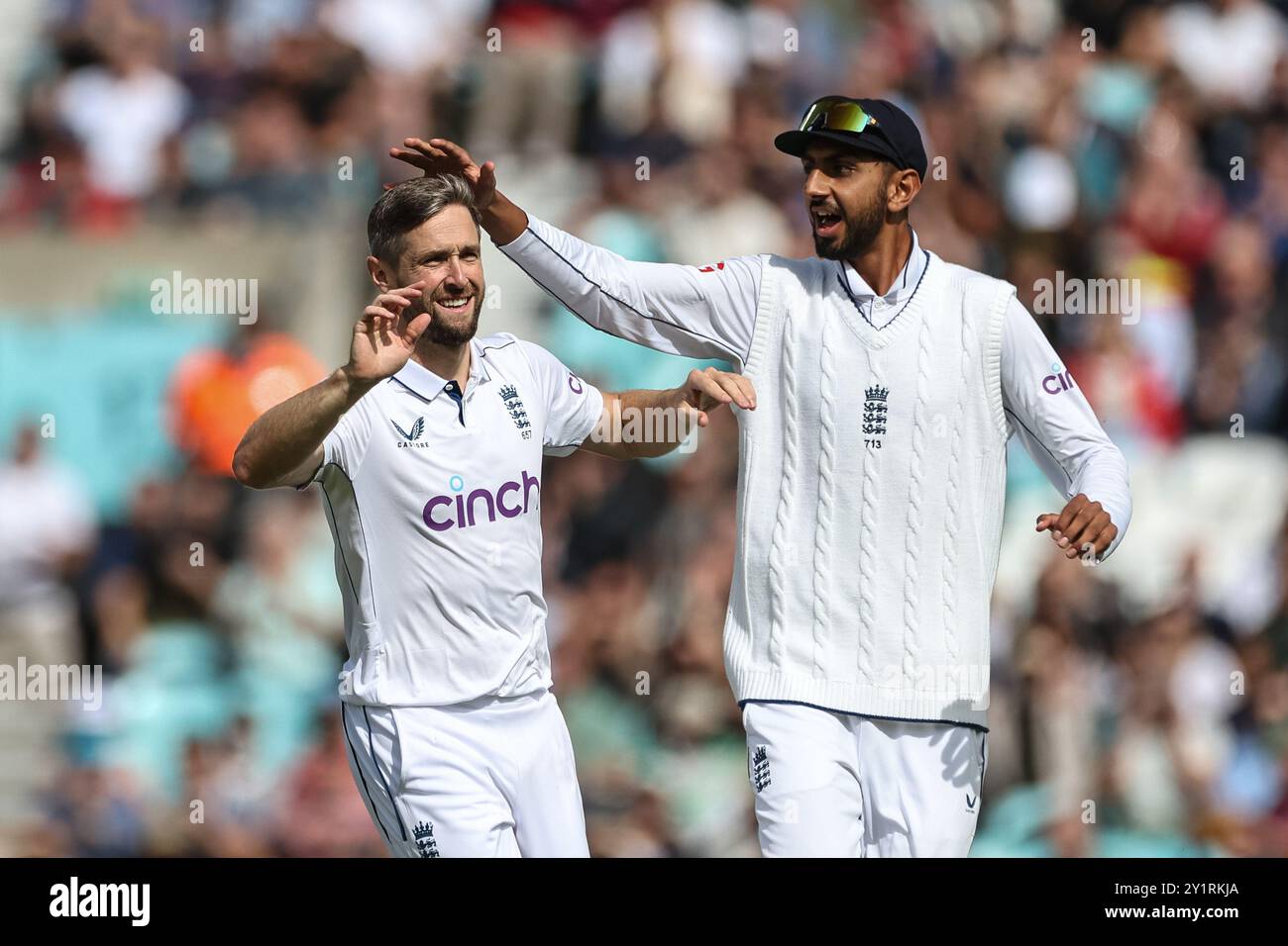 Chris Woakes of England feiert das Wicket of Kamindu Mendis of Sri Lanka mit Shoaib Bashir von England während des 3. Rothesay Test Match Day Three England gegen Sri Lanka im Kia Oval, London, Großbritannien, 8. September 2024 (Foto: Mark Cosgrove/News Images) Stockfoto