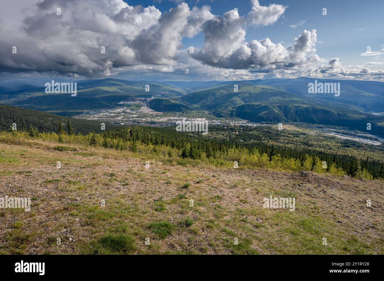 Überblick über eine Goldmine in Dawson City, Yukon, aus dem Midnight Dome Stockfoto