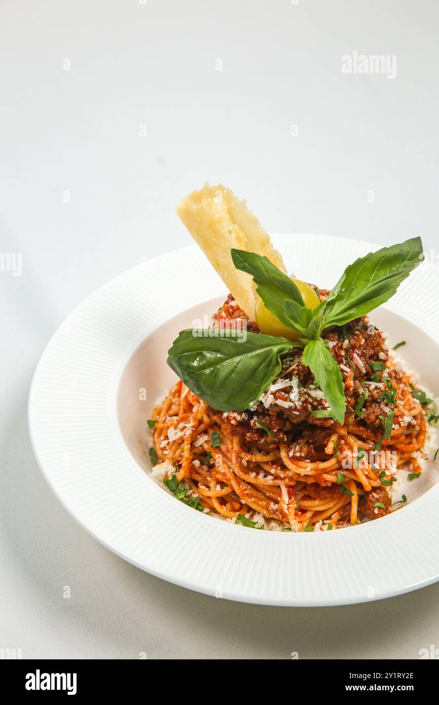 Köstliche Bolognese-Sauce (Pasta alla Bolognese) auf einem weißen Teller. Klassische Spaghettis bolognaise von oben Stockfoto