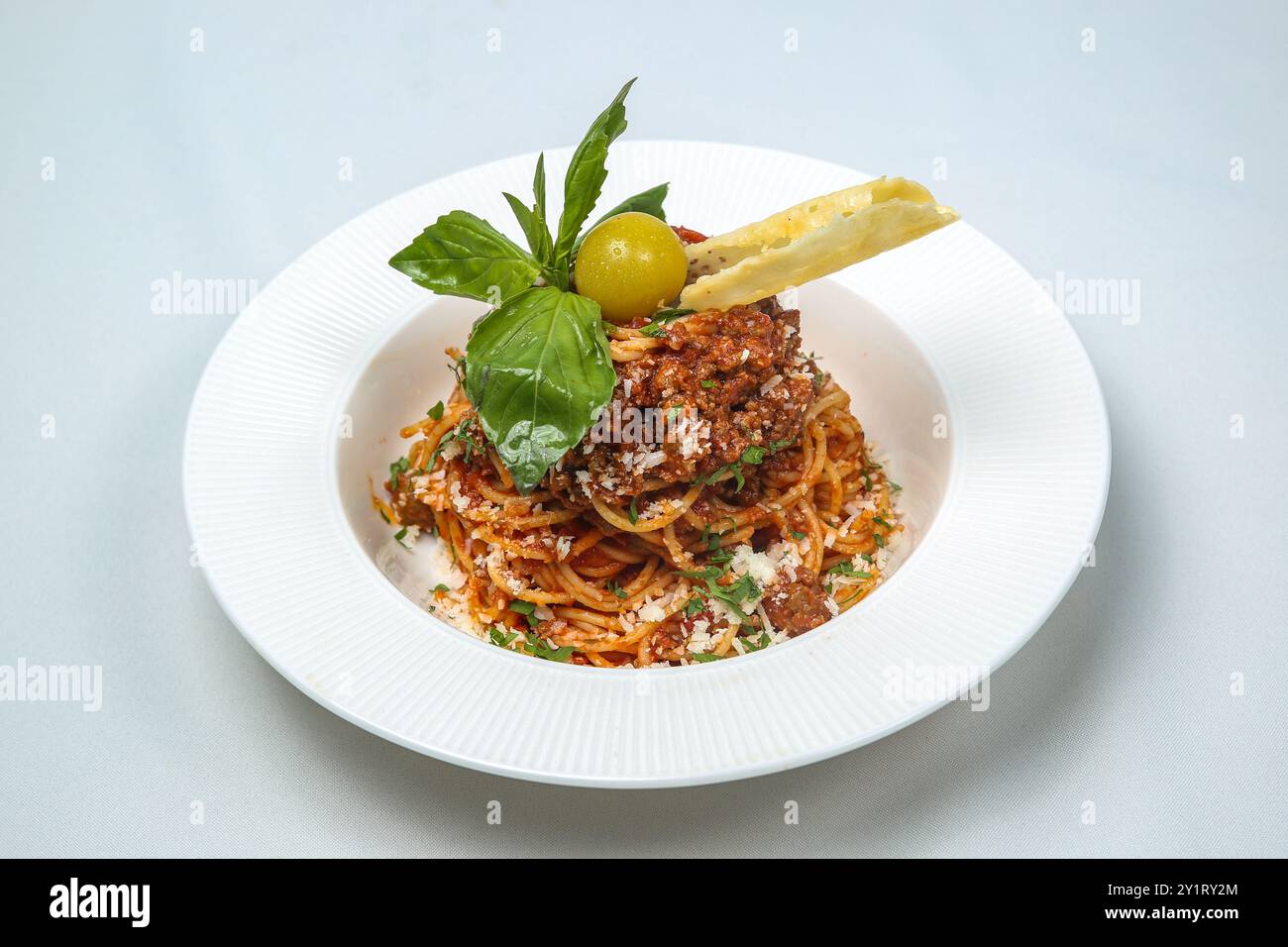 Köstliche italienische Pasta mit Spaghetti alla Bolognese in Tomatensauce auf einem weißen Teller. Köstliches Abendessen im Restaurant. Stockfoto
