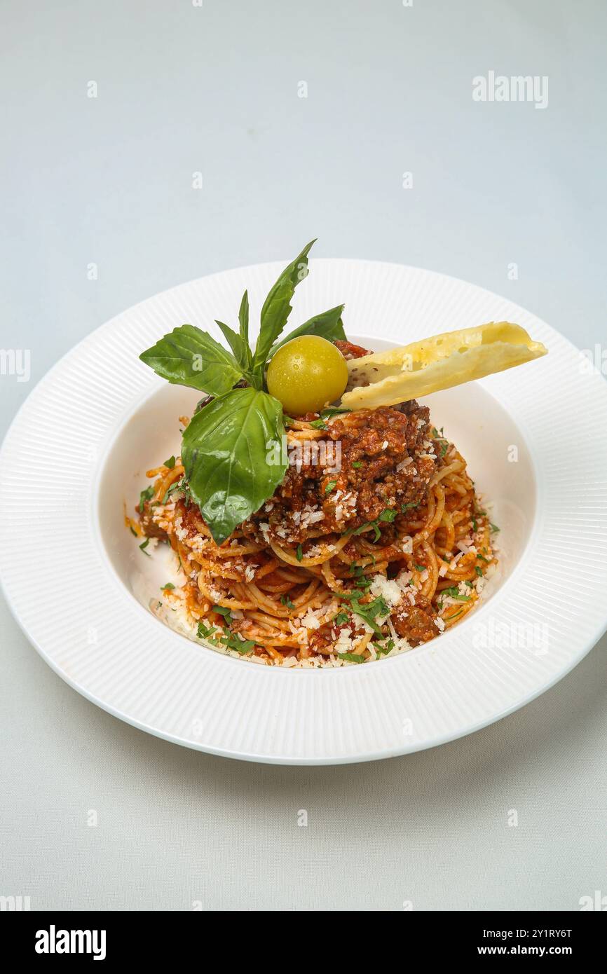 Spaghetti alla Bolognese mit Basilikum und Parmesan Stockfoto