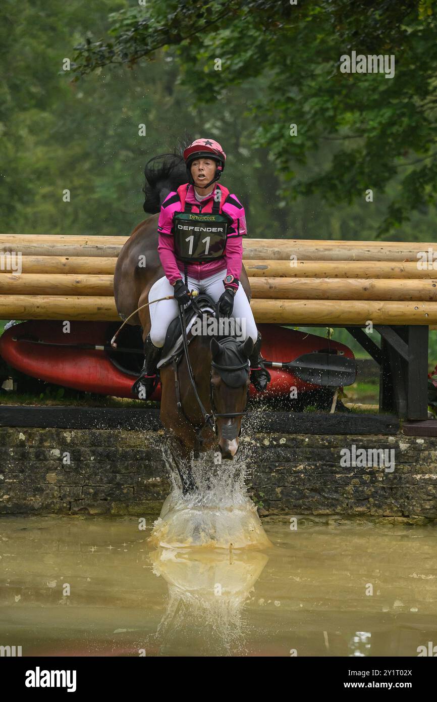 Defender Burghley Horse Trials 2024. XC-CC5 Cross Country, Samstag, 7. September 2024. Emma Hyslop-Webb (GBR) über Jeweetwel Jumping am Defender TR Stockfoto