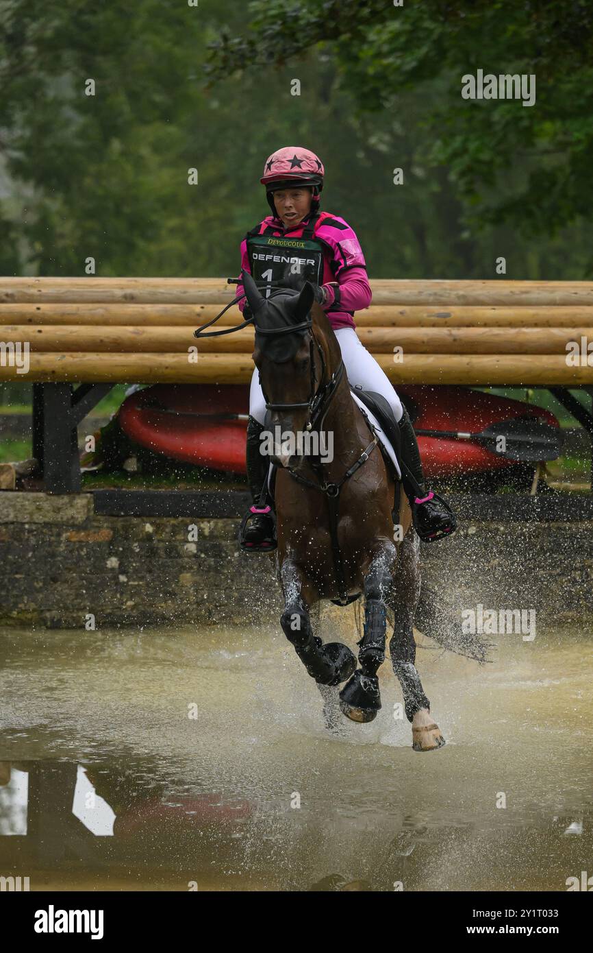 Defender Burghley Horse Trials 2024. XC-CC5 Cross Country, Samstag, 7. September 2024. Emma Hyslop-Webb (GBR) über Jeweetwel Jumping am Defender TR Stockfoto