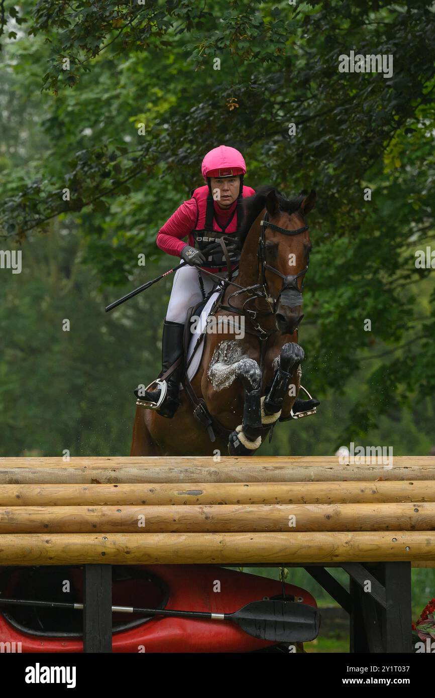Defender Burghley Horse Trials 2024. XC-CC5 Cross Country, Samstag, 7. September 2024. Nicole Mills (GBR) auf Fearless WL springt beim Defender Trou Stockfoto