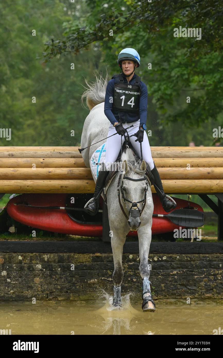 Defender Burghley Horse Trials 2024. XC-CC5 Cross Country, Samstag, 7. September 2024. Isabella Innes (GBR) auf dem Highway Jumping bei der Defender Forelle Stockfoto