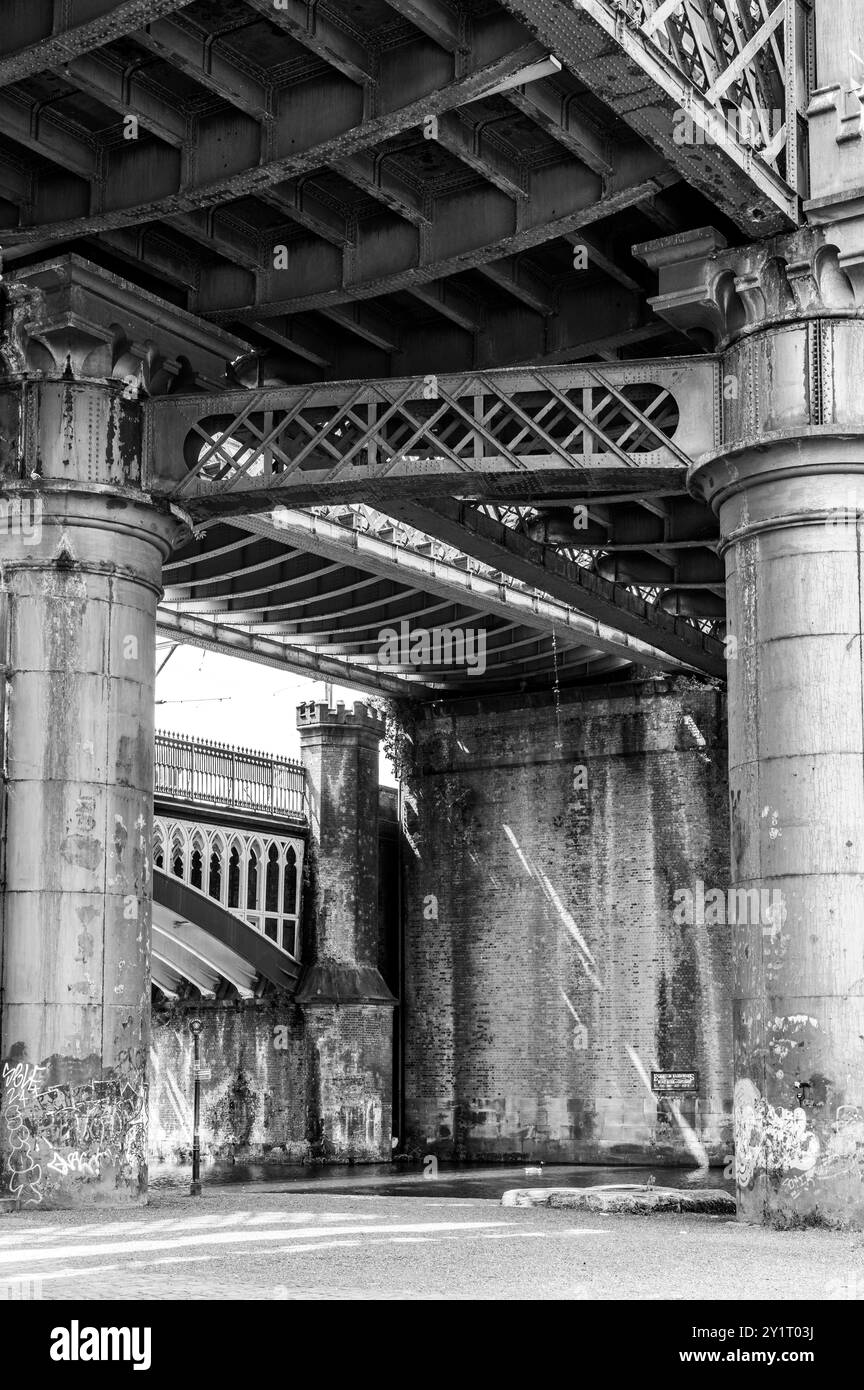 Unter dem Castlefield Railway Viaduct, Manchester UK im Juni, schwarz-weiß - viktorianisches Industrie- und Eisenbahnerbe, wie eine Kathedrale Stockfoto