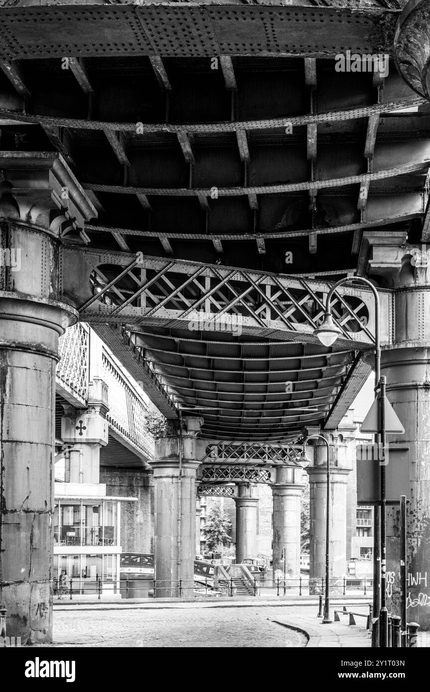 Unter dem Castlefield Railway Viaduct, Manchester UK im Juni, schwarz-weiß - viktorianisches Industrie- und Eisenbahnerbe, wie eine Kathedrale Stockfoto