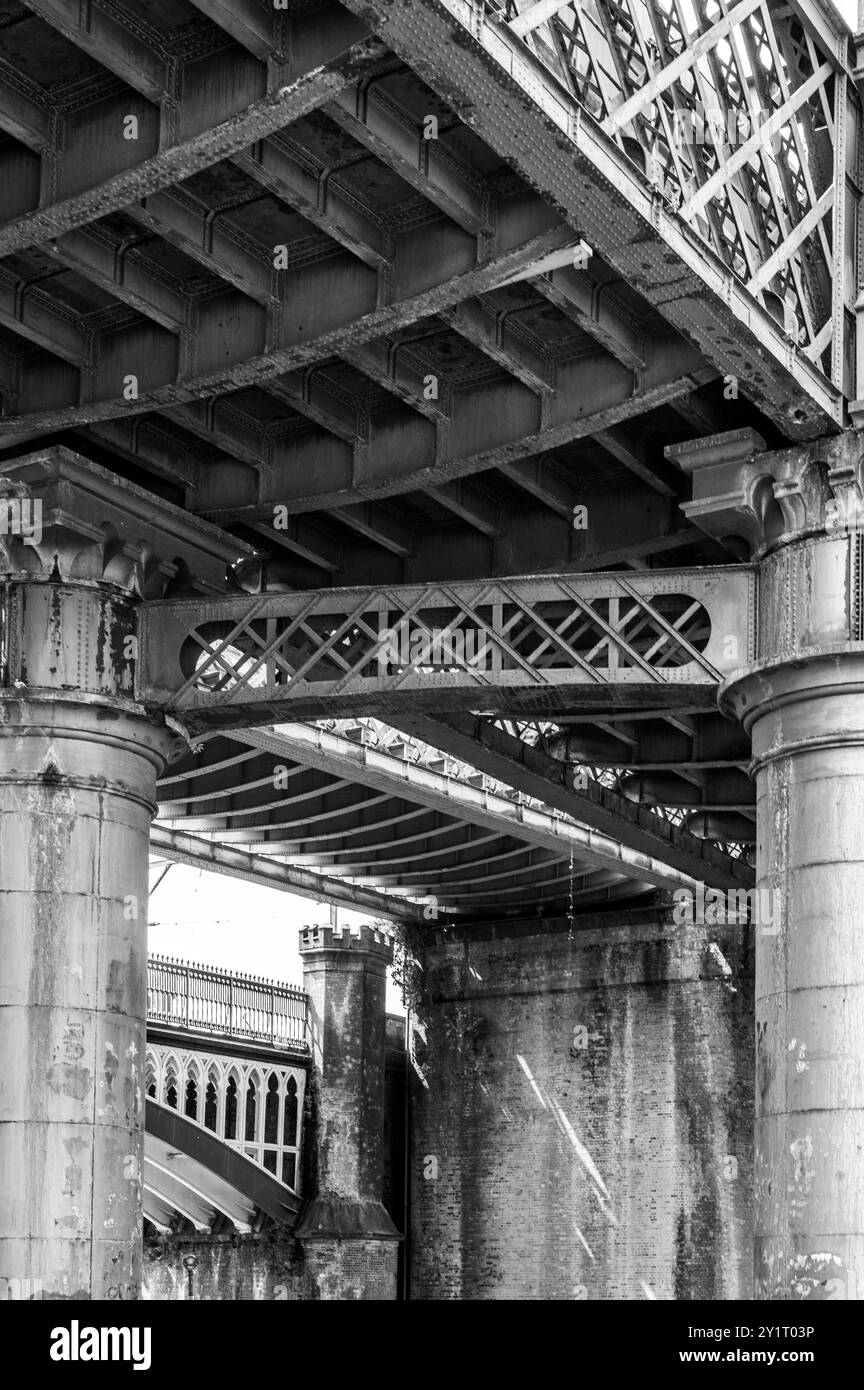 Unter dem Castlefield Railway Viaduct, Manchester UK im Juni, schwarz-weiß - viktorianisches Industrie- und Eisenbahnerbe, wie eine Kathedrale Stockfoto