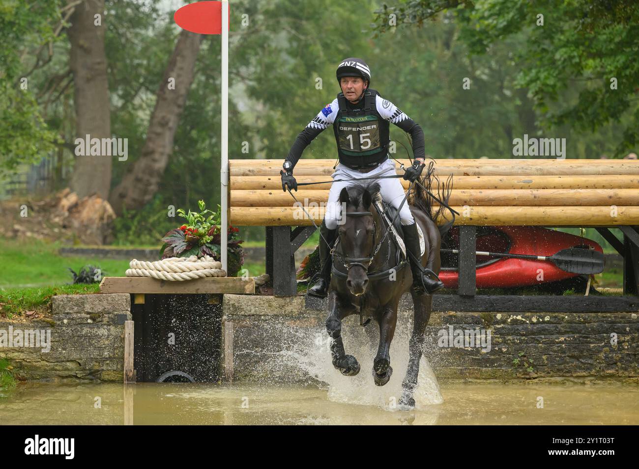 Defender Burghley Horse Trials 2024. XC-CC5 Cross Country, Samstag, 7. September 2024. Daniel Jocelyn (NZL) auf der Blackthorn Cruise Jumping in der Defen Stockfoto
