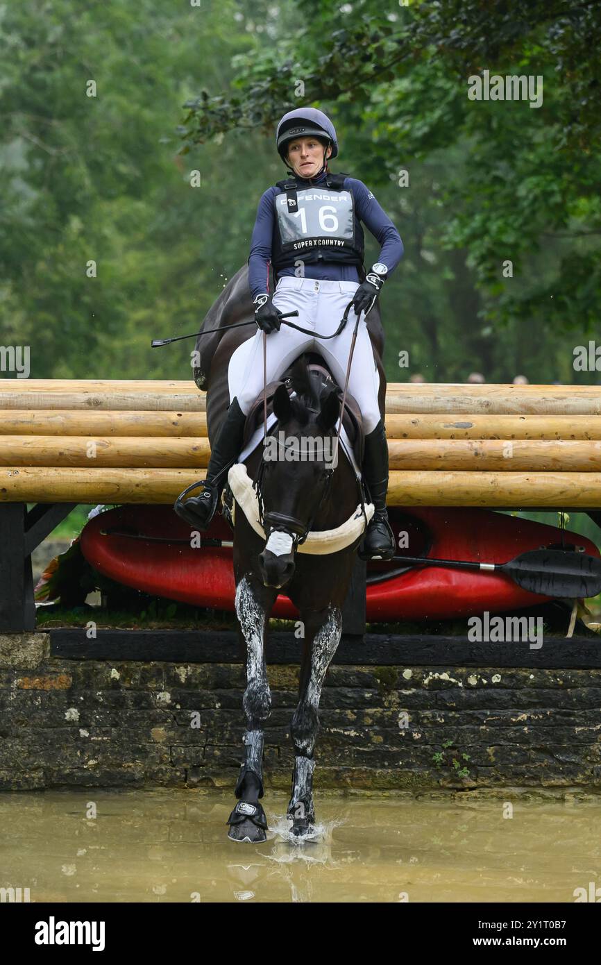 Defender Burghley Horse Trials 2024. XC-CC5 Cross Country, Samstag, 7. September 2024. Holly Richardson (GBR) auf Bally Louis springt beim Defender Stockfoto