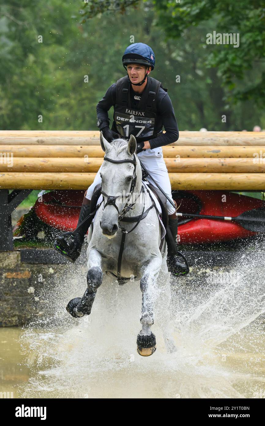 Defender Burghley Horse Trials 2024. XC-CC5 Cross Country, Samstag, 7. September 2024. Tom Jackson (GBR) auf Capels Hollow Drift springt auf die Defensive Stockfoto