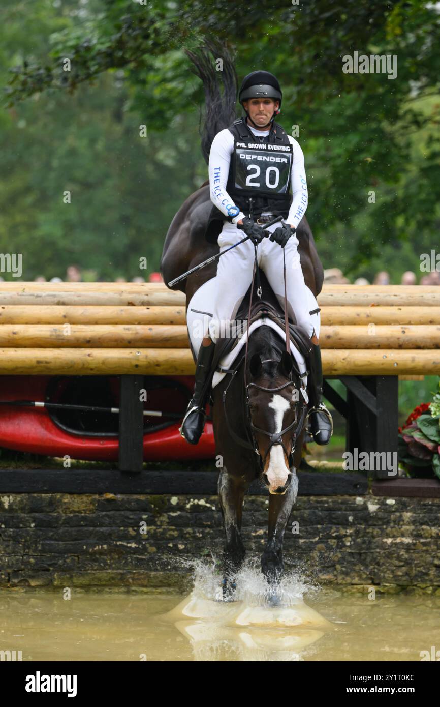 Defender Burghley Horse Trials 2024. XC-CC5 Cross Country, Samstag, 7. September 2024. Philip Brown (GBR) auf Harry Robinson springt beim Defender T Stockfoto