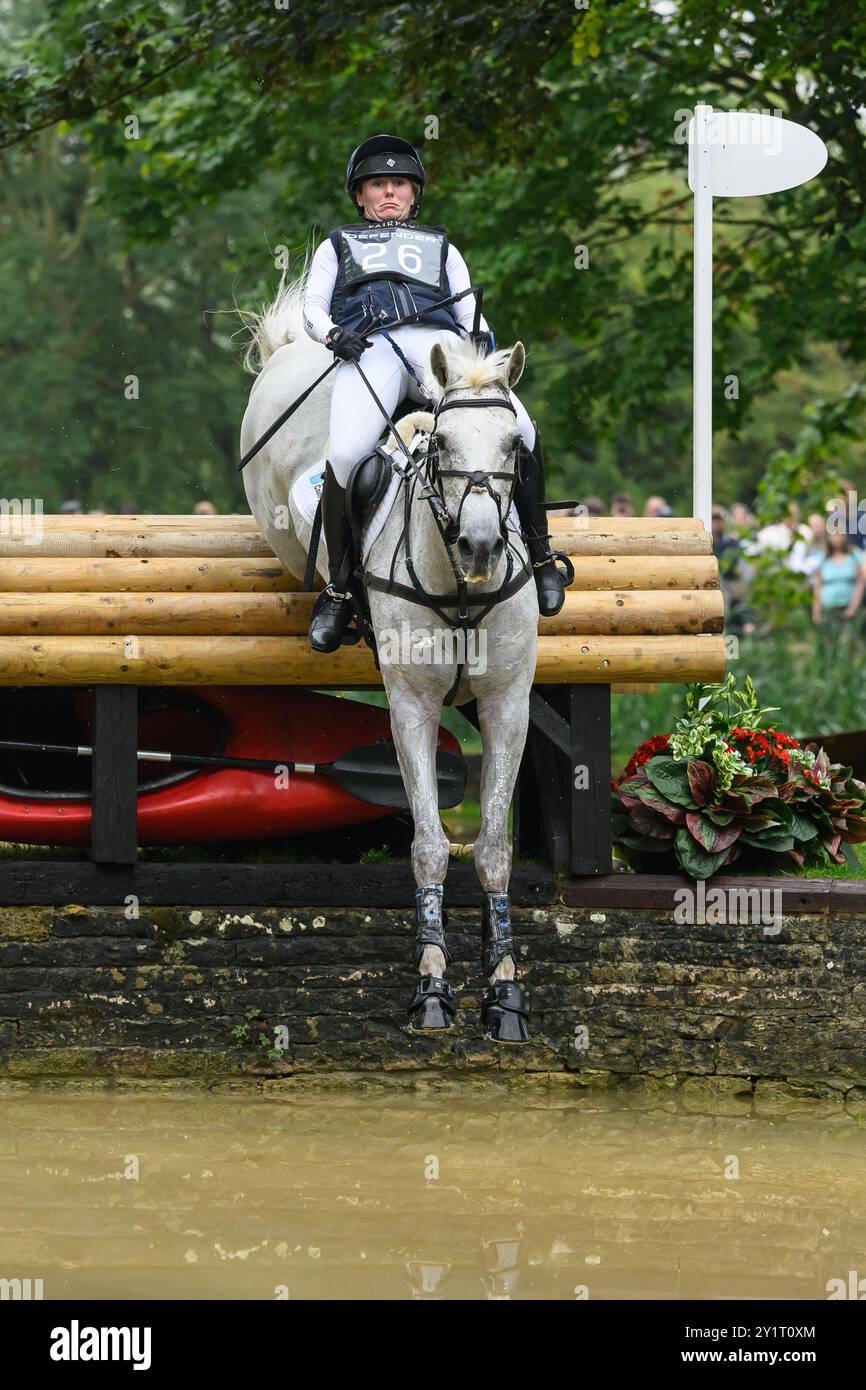 Defender Burghley Horse Trials 2024. XC-CC5 Cross Country, Samstag, 7. September 2024. Libby Seed (GBR) auf Heartbreaker Star Quality Jumping in der D Stockfoto