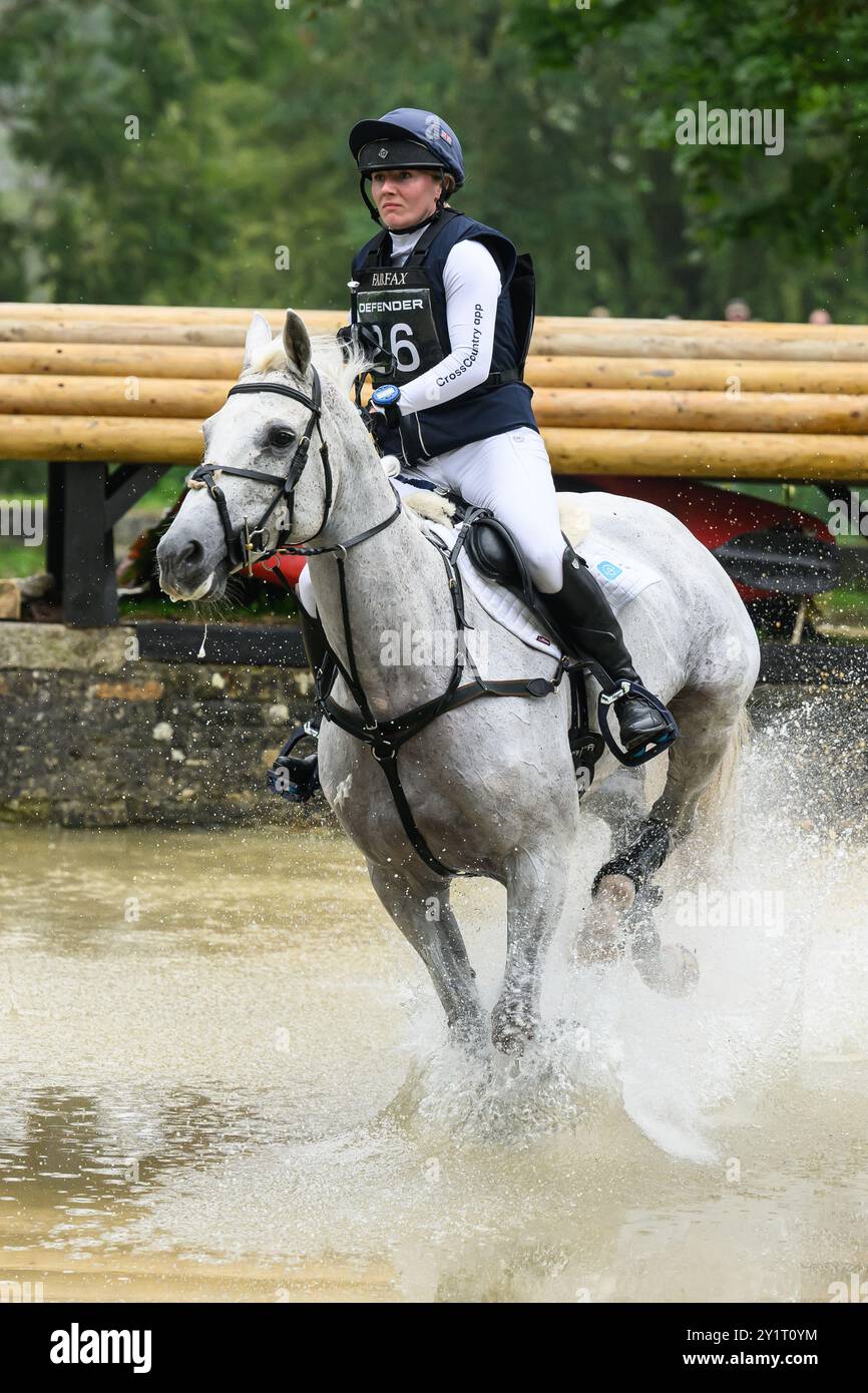 Defender Burghley Horse Trials 2024. XC-CC5 Cross Country, Samstag, 7. September 2024. Libby Seed (GBR) auf Heartbreaker Star Quality Jumping in der D Stockfoto
