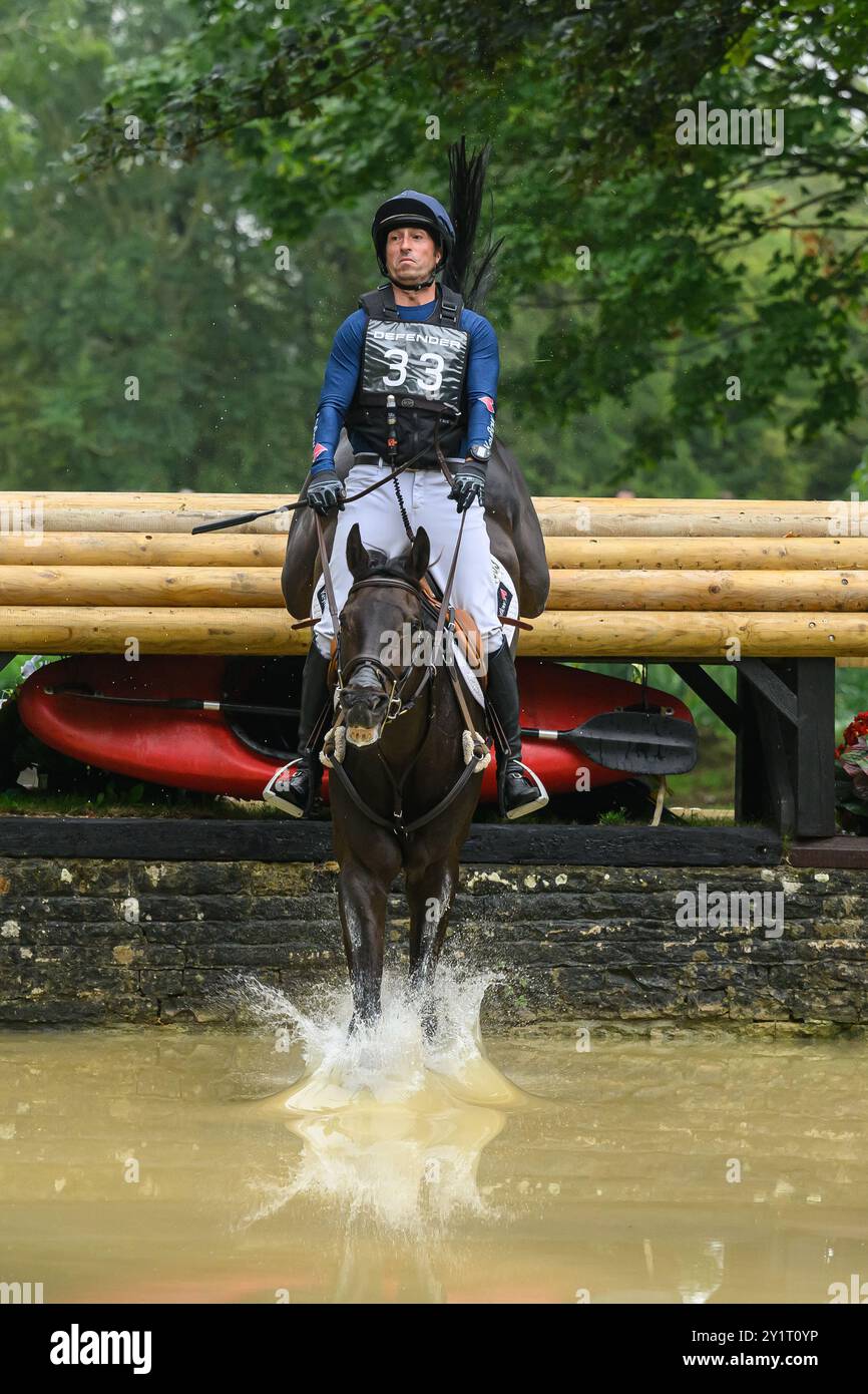 Defender Burghley Horse Trials 2024. XC-CC5 Cross Country, Samstag, 7. September 2024. Tim Price (NZL) auf Viscount Viktorl springt beim Defender TR Stockfoto