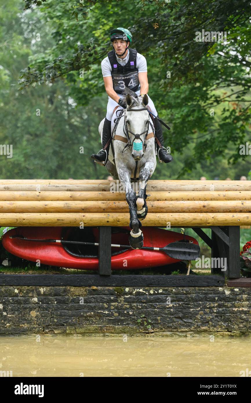 Defender Burghley Horse Trials 2024. XC-CC5 Cross Country, Samstag, 7. September 2024. Max Warburton (GBR) auf dem Deerpairc Revelry springt auf die Verteidigung Stockfoto