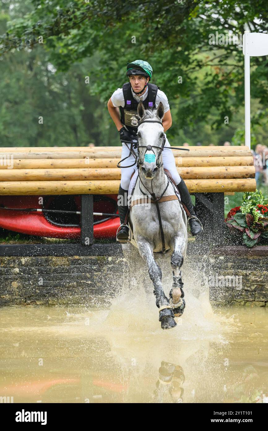 Defender Burghley Horse Trials 2024. XC-CC5 Cross Country, Samstag, 7. September 2024. Max Warburton (GBR) auf dem Deerpairc Revelry springt auf die Verteidigung Stockfoto