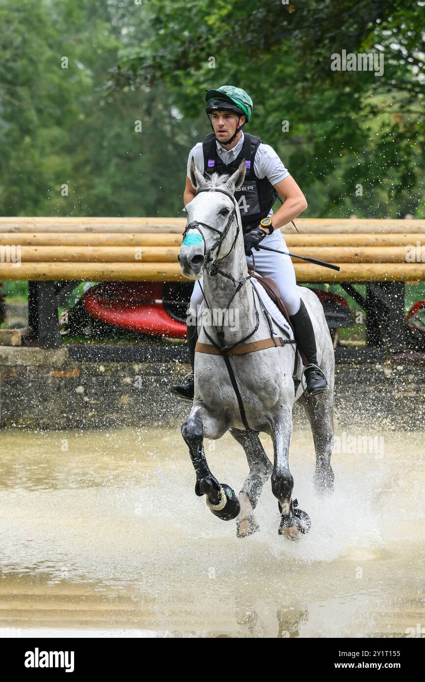 Defender Burghley Horse Trials 2024. XC-CC5 Cross Country, Samstag, 7. September 2024. Max Warburton (GBR) auf dem Deerpairc Revelry springt auf die Verteidigung Stockfoto