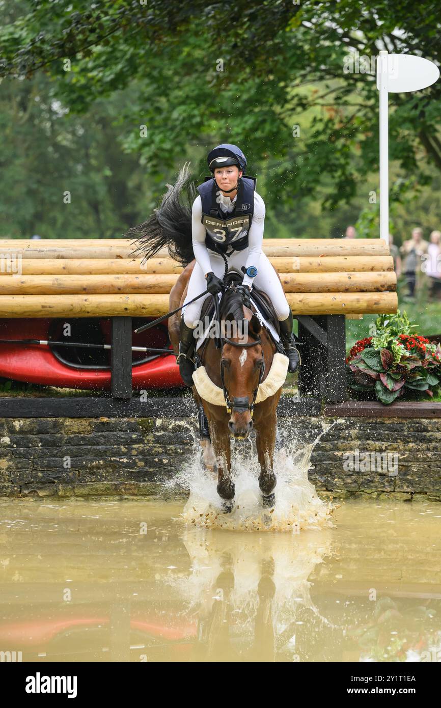 Defender Burghley Horse Trials 2024. XC-CC5 Cross Country, Samstag, 7. September 2024. Lizzie Baugh (GBR) auf B Exclusive Jumping im Defender Trou Stockfoto