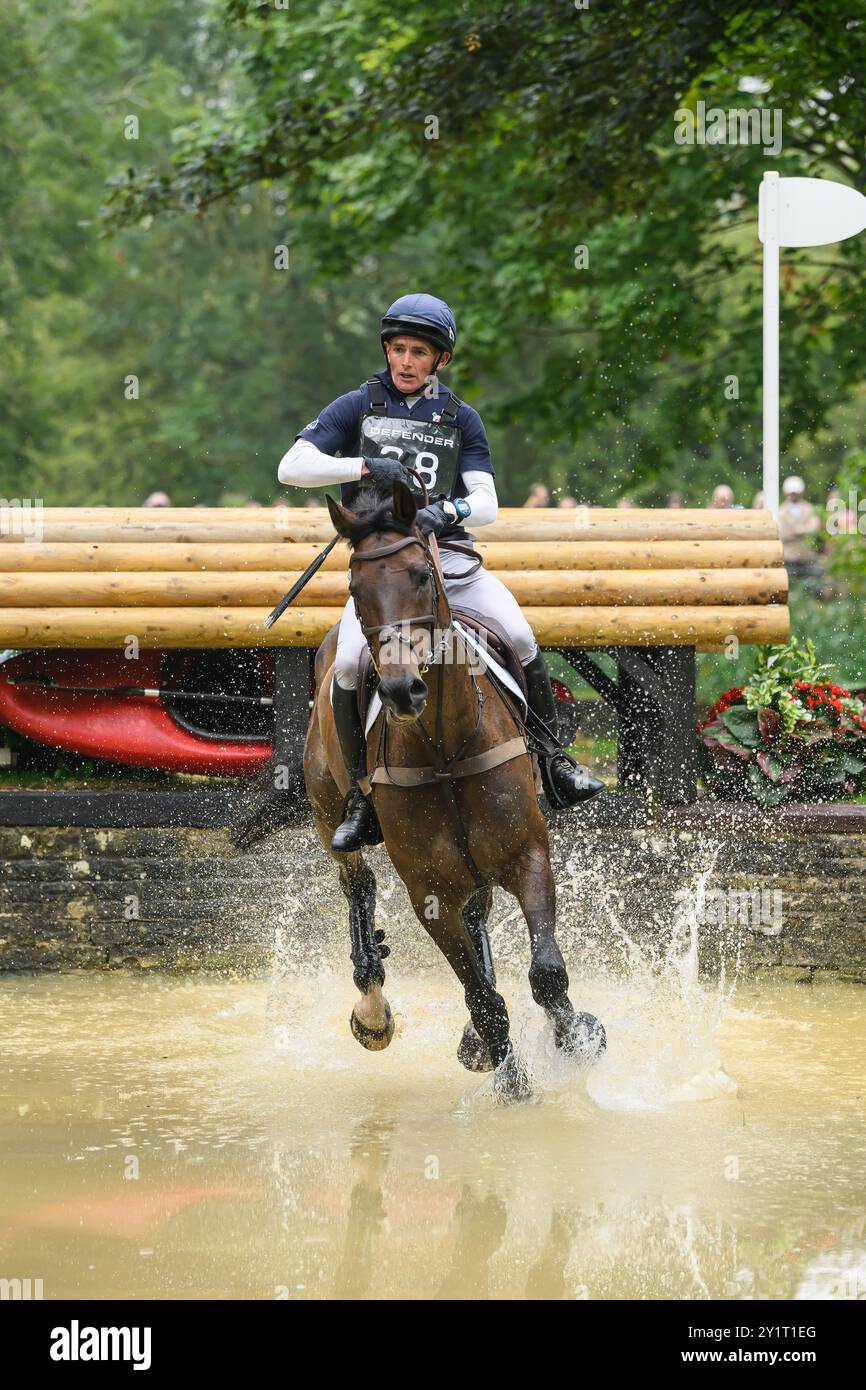 Defender Burghley Horse Trials 2024. XC-CC5 Cross Country, Samstag, 7. September 2024. Andrew James (GBR) auf Celtic Morning Star Jumping im Defen Stockfoto