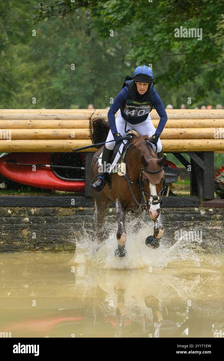 Defender Burghley Horse Trials 2024. XC-CC5 Cross Country, Samstag, 7. September 2024. Zara Tindall (GBR) in Class Affair springt beim Defender Tro Stockfoto