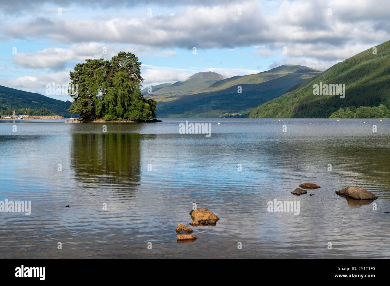 Priory Island in der Nähe von Kenmore am Loch Tay in Perth und Kinross, Schottland, im Sommer mit blauem Himmel und weißen Wolken Stockfoto