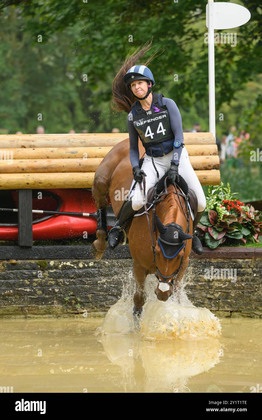 Defender Burghley Horse Trials 2024. XC-CC5 Cross Country, Samstag, 7. September 2024. Cosby Green (USA) am Copper Beach springt beim Defender Trou Stockfoto