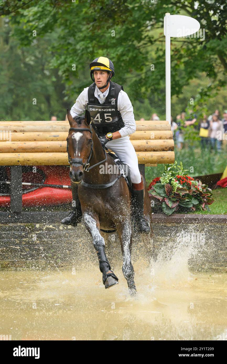 Defender Burghley Horse Trials 2024. XC-CC5 Cross Country, Samstag, 7. September 2024. Will Rawlin (GBR) auf Ballycoog Breaker Boy Jumping at the Defe Stockfoto