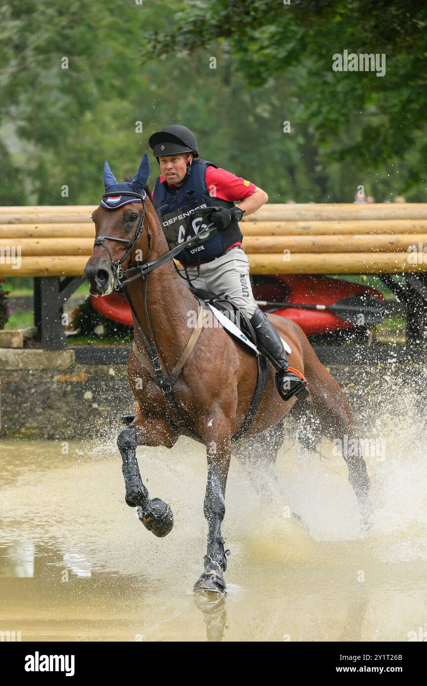 Defender Burghley Horse Trials 2024. XC-CC5 Cross Country, Samstag, 7. September 2024. Andrew Heffernan (NED) auf Harthill Phantom Jumping at the Defe Stockfoto