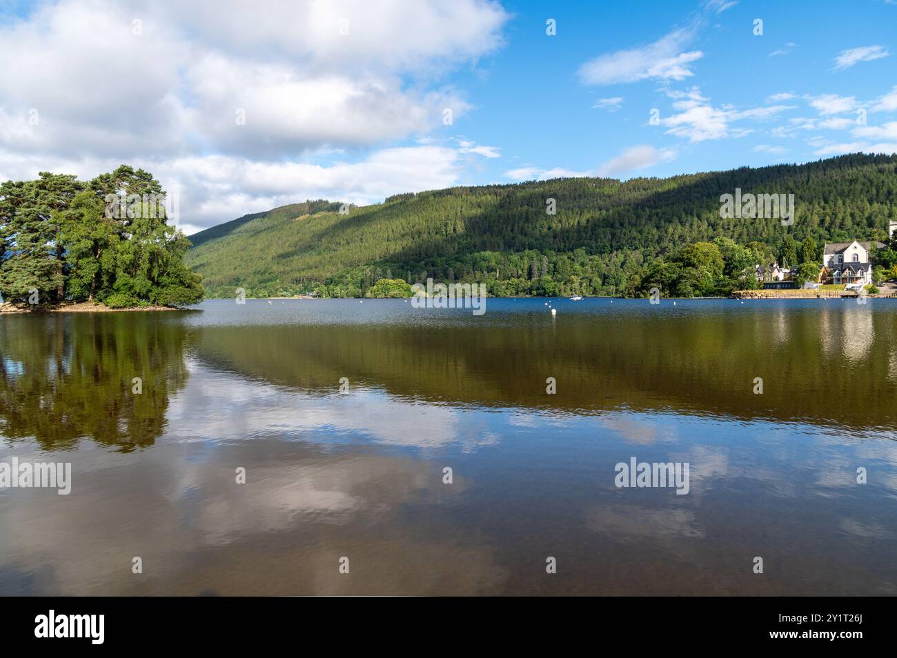 Priory Island in der Nähe von Kenmore am Loch Tay in Perth und Kinross, Schottland, im Sommer mit blauem Himmel und weißen Wolken Stockfoto