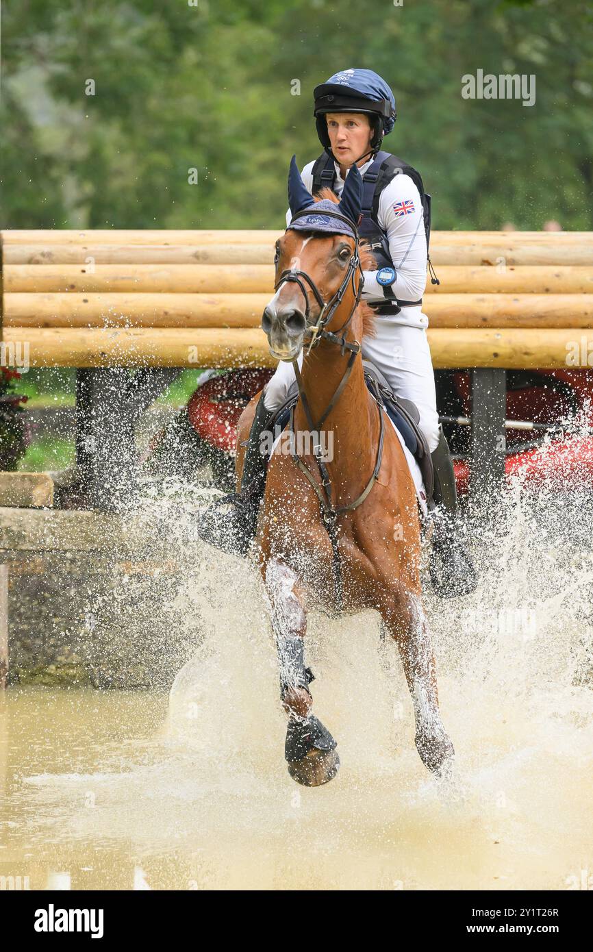 Defender Burghley Horse Trials 2024. XC-CC5 Cross Country, Samstag, 7. September 2024. Tom McEwen (GBR) auf CHF Cooliser springt an der Defender Trout Stockfoto