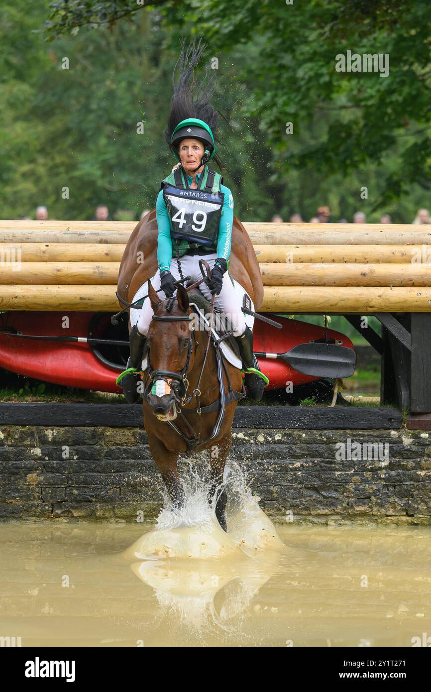 Defender Burghley Horse Trials 2024. XC-CC5 Cross Country, Samstag, 7. September 2024. Sarah Ennis (IRL) auf Grantstown Jackson springt bei der Defende Stockfoto