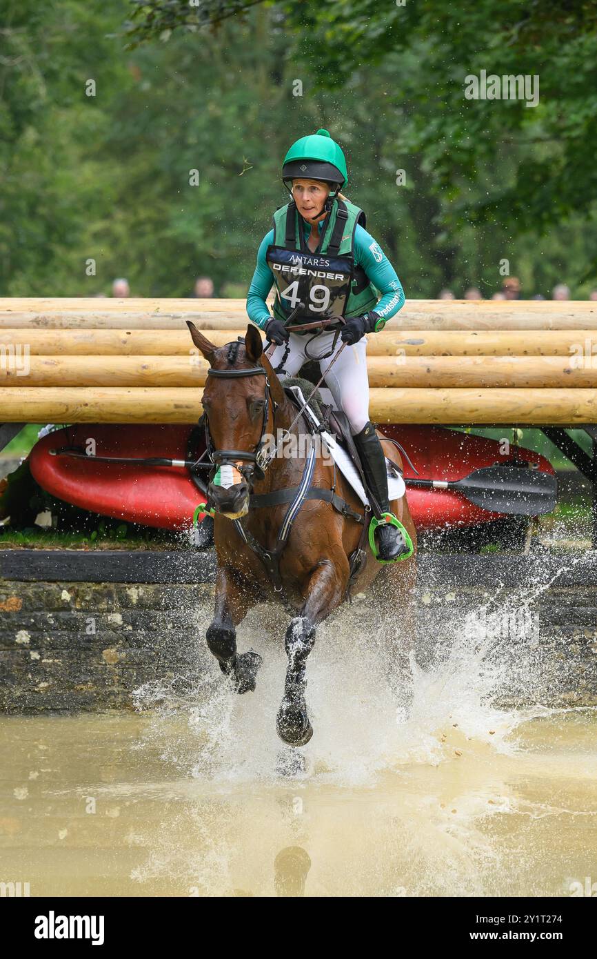 Defender Burghley Horse Trials 2024. XC-CC5 Cross Country, Samstag, 7. September 2024. Sarah Ennis (IRL) auf Grantstown Jackson springt bei der Defende Stockfoto