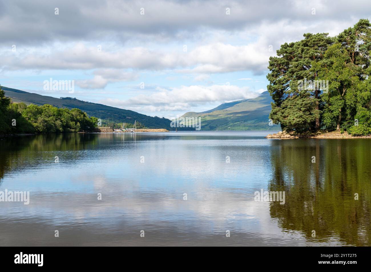 Priory Island in der Nähe von Kenmore am Loch Tay in Perth und Kinross, Schottland, im Sommer mit blauem Himmel und weißen Wolken Stockfoto