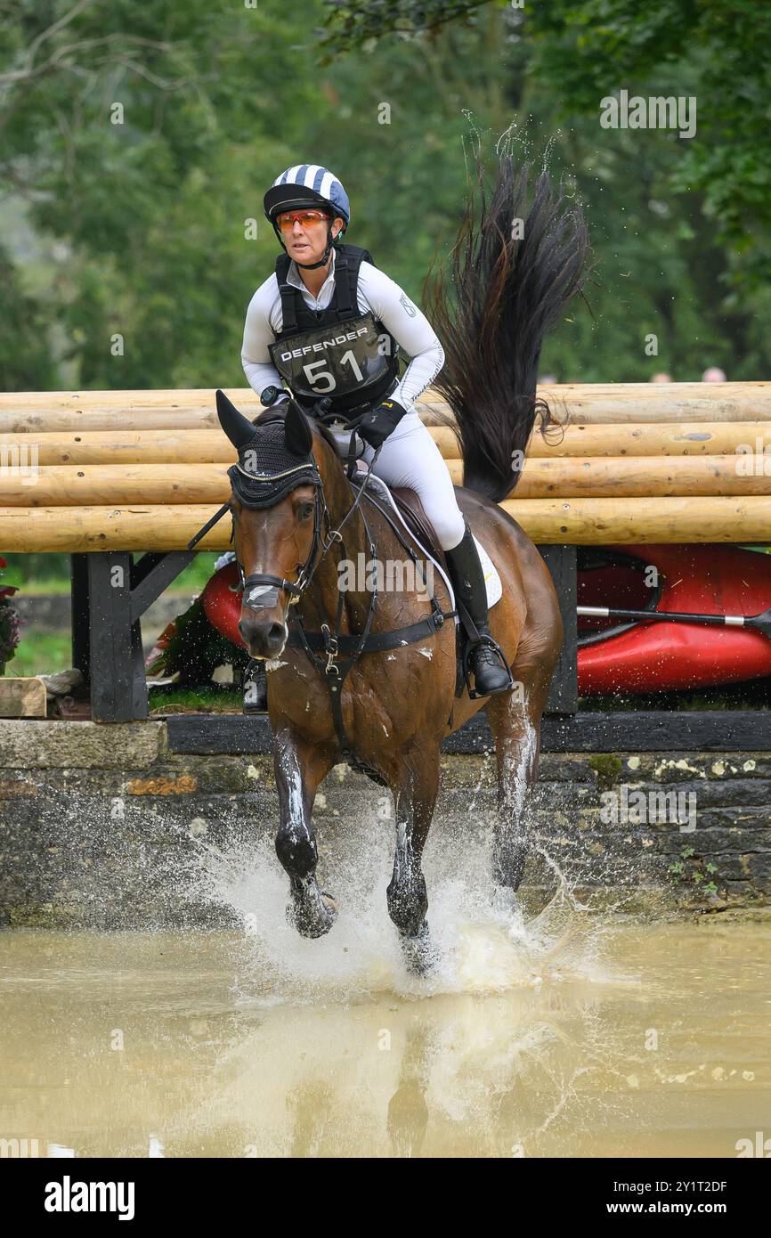 Defender Burghley Horse Trials 2024. XC-CC5 Cross Country, Samstag, 7. September 2024. Caroline Powell (NZL) auf Greenacres Special Cavalier Jumping A Stockfoto