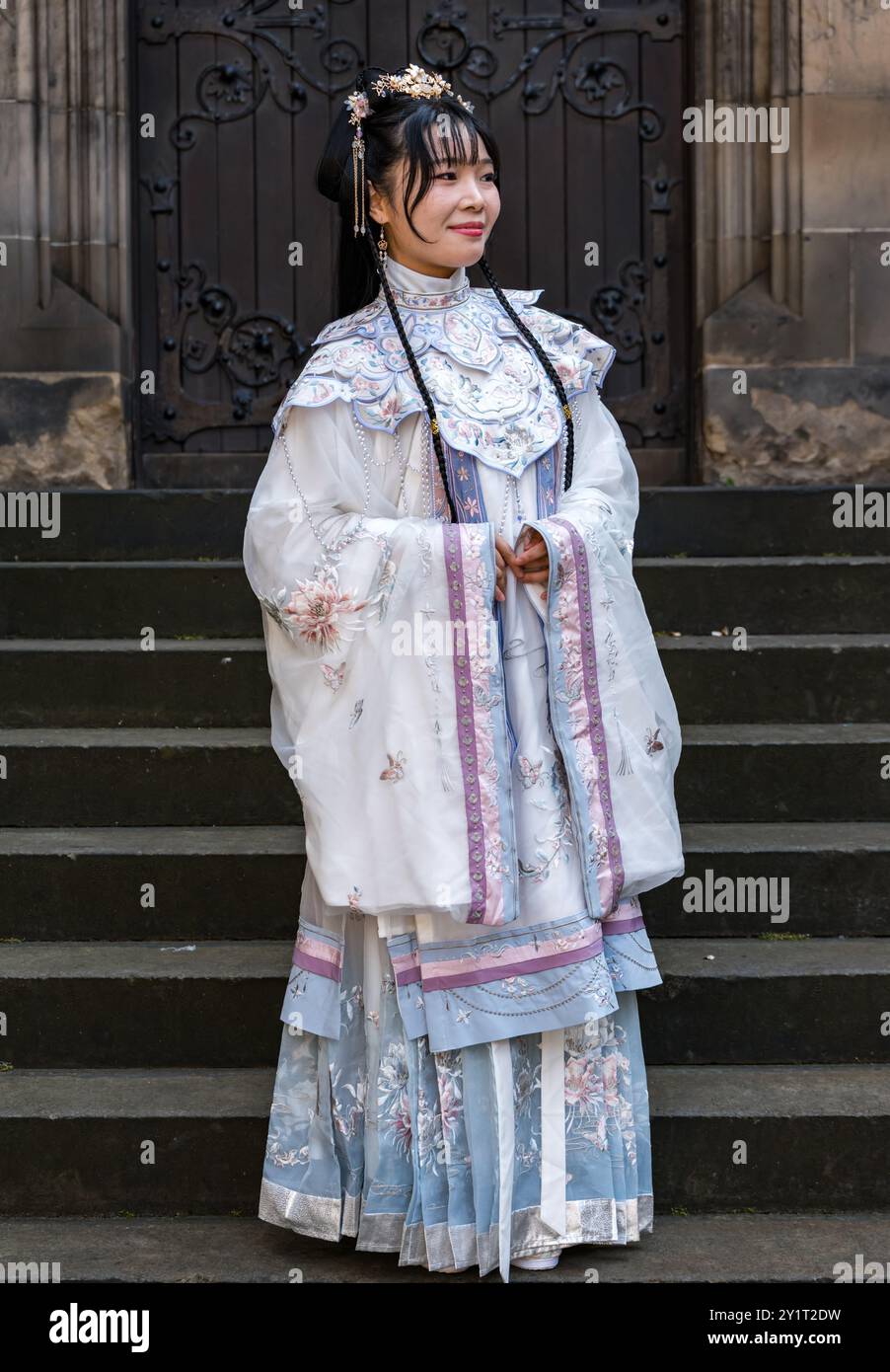 Ein hübsches chinesisches Mädchen in traditioneller Tracht während des Edinburgh Festival Fringe, Schottland, Großbritannien Stockfoto