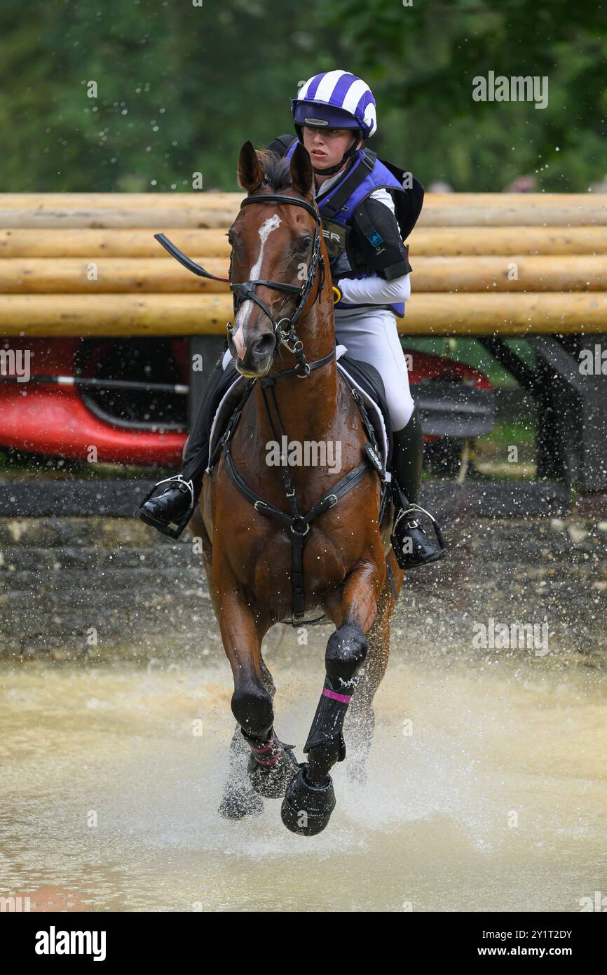 Defender Burghley Horse Trials 2024. XC-CC5 Cross Country, Samstag, 7. September 2024. Emma T V Thomas (GBR) auf Icarus springt bei der Defender Forelle Stockfoto